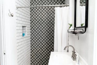 BATHROOM TILE: Which tile is best for your bathroom